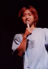 【中古】生写真(ジャニーズ) 嵐/大野智/ライブフォト・上半身・衣装水色・右手マイク・目線左・背景黒・枠無し/ジャニーズファミリークラブ生写真