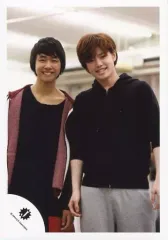 【中古】生写真(ジャニーズ) Travis Japan/中村海人・吉澤閑也/膝上・衣装黒茶色・両手下・笑顔/公式生写真