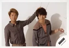 【中古】生写真(ジャニーズ) 嵐/大野智・櫻井翔/横型・上半身・大野左手上げ・背景白/公式生写真