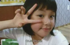 【中古】コレクションカード(女性) TWICE/チェヨン(CHAEYOUNG)/横型・右手ピース・ピンクカード(裏面ピンク)(幼少期)/CD「THE STORY BEGINS」特典トレカ