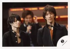 【中古】生写真(ジャニーズ) 関西ジャニーズjr./濱田崇裕/横型・ライブフォト・上半身・衣装黒・オレンジ・口閉じ・首元にイヤホンマイク・後ろに人/公式生写真