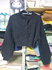 レディース黒クロップド丈ニットカーディガン