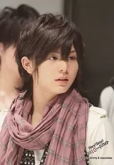 【中古】生写真(ジャニーズ) Hey! Say! JUMP/山田涼介/衣装白・ストールピンク・上半身・後ろに人・Hey!Say!2010JUMP/公式生写真