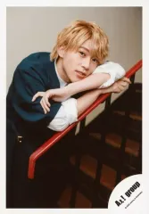 【中古】生写真(ジャニーズ) Aぇ! group/末澤誠也/膝上・衣装緑・両手重ね・右手手すり・階段/「僕らAぇ! groupがbrakeしそうですねん?!」グッズオフショット/公式生写真