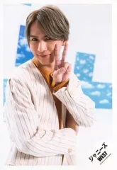 【中古】生写真(ジャニーズ) ジャニーズWEST/藤井流星/上半身・衣装白・茶色・左手ピース頬/シングル「アメノチハレ」MVオフショット/公式生写真