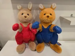 カンガルー ぬいぐるみ レッド/青 サスペンダー ズボン ボクシング グローブ