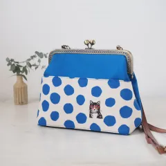 ネコとドットの帆布のがま口ショルダーバッグ〈ブルー〉 ショルダーバッグ がま口バッグ がま口 鞄 斜め掛け 肩掛け 青 クリスマス プレゼント ギフト