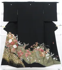 【一輝堂】黒留袖 五つ紋 金彩 金駒刺繍 作家物 落款入り 花車 比翼仕立て 正絹 着物 身丈約156cm 裄丈約63cm 25z12-6683