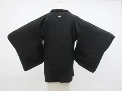 【一輝堂】黒羽織 一つ紋 地紋入り 羽織紐付 正絹 着物 身丈約75cm 裄丈約64cm 25z12-6691