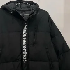 thisisneverthat ディスイズネバーザット フロントロゴ ダックダウン フード ダウンジャケット ロング丈