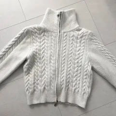 ケーブル編み ジップアップ ニット