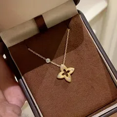 四つ葉 クローバー ネックレス ゴールド 幸運モチーフ フレンチ風 上品 高見え 人工クリスタル レディース クリスマスギフト Eclat Chance