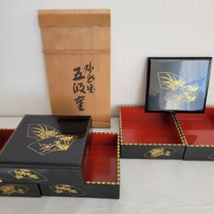 特別出品】木製輪島塗 沈金 菊に桐紋様 片身代わり台付 5段重 - メルカリ