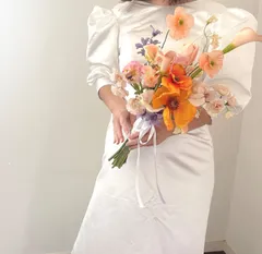 オレンジとくすみピンクの縦長クラッチブーケ　ブートニア付き　ウェディングブーケ　アーティフィシャルフラワーブーケ　造花ブーケ　カラーリリー　スイートピー　ポピー