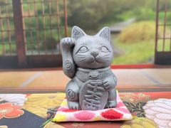 伊万里焼き招き猫 左手あげ 商売繁盛.良縁 陶器製 置物 花柄 唐草