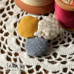 【新品】【SAWA サワ × merinomi メリノミ】 オリジナル生地「木の実と小さな蝶」三つ花 ブローチ (ms-bro-44)<br><br>アクセサリー レディース コサージュ おしゃれ ハンドメイド