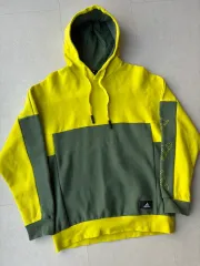 アディダス イエロー/カーキ フードTシャツ 105