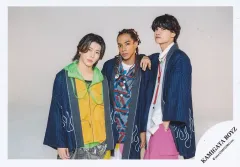 【中古】生写真(STARTO) KAMIGATA BOYZ/末澤誠也・草間リチャード敬太・佐野晶哉/横型・膝上/「KAMIGATA BOYZ DREAM IsLAND 2024 ～やっぱこの街好っきゃねん～」グッズオフショット/公式生写真
