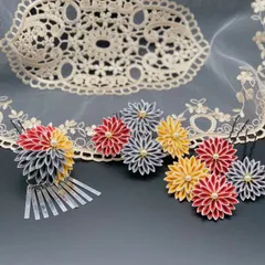 つまみ細工の髪飾り　成人式　卒業式　振袖　袴　グレー　黒　赤　黄色　髪飾りセット　モダン　菊　銀ビラ　正絹　振袖髪飾り