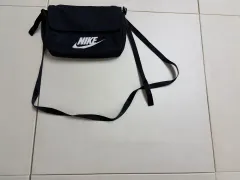 ナイキ ブラック メッセンジャーバッグ