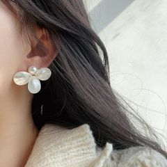 お値下げ中！】shiro ブライダルピアス ホワイト×シルバー - メルカリ