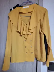 マスタードフリルブラウス パールボタン