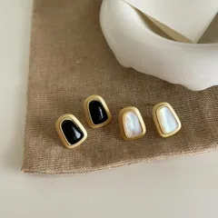 種類1：ブラック（樹脂） メタル天然シェルピアス (T)