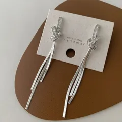 金属風結びデザインピアス (T)