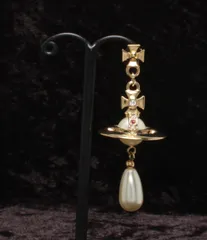 美品 ヴィヴィアンウエストウッド 片耳ピアス オーヴ シングル レディース Vivienne Westwood