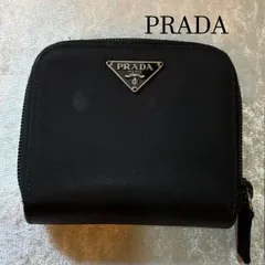 プラダ　PRADA　三角ロゴプレート　ラウンドジップ　ナイロンブラック　2つ折り財布
