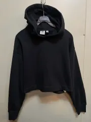 アディダス ブラックロゴ クロップド フーディー Tシャツ