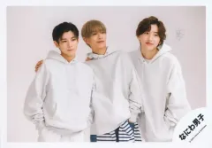 【中古】生写真(ジャニーズ) なにわ男子/道枝駿佑・高橋恭平・長尾謙杜/横型・上半身/「なにわ男子 LIVE TOUR 2023 ’POPMALL’」グッズオフショット/公式生写真