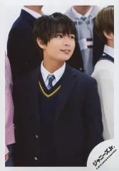 【中古】生写真(ジャニーズ) なにわ男子/大西流星/上半身・衣装制服・紺・白・両手下・体左向き・顔右向き・笑顔・周りに人/「なにわ男子 First Live Tour 2019～なにわと一緒に#アオハルしよ?～」グッズオフショット/公式生写真