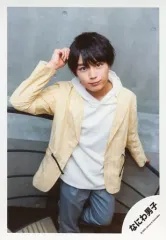 【中古】生写真(ジャニーズ) なにわ男子/大西流星/膝上・衣装黄色・白・グレー・階段・右手頭・左手手すり/「関ジュ 夢の関西アイランド 2020 in 京セラドーム大阪 ～遊びにおいでや!満足 100%～」グッズオフショット/公式生写真