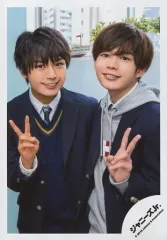 【中古】生写真(ジャニーズ) なにわ男子/長尾謙杜 ・大西流星/上半身・衣装制服・グレー・紺・笑顔・片手ピース・野外/「なにわ男子 First Live Tour 2019～なにわと一緒に#アオハルしよ?～」グッズオフショット/公式生写真