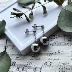 静かな光 ✴︎ メタルボールピアス  - シルバー／ゴールド- 揺れるピアス - イヤリング  プレゼント ハンドメイド