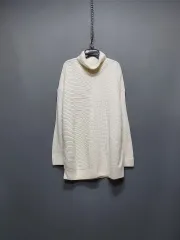 アイボリー ルーズフィット タートルネック ニット