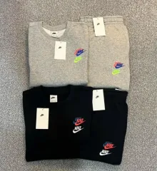 ナイキ マルチ スウッシュ スウェット + ジョガーパンツ