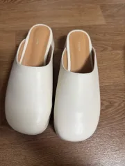 白 厚底 ミュール