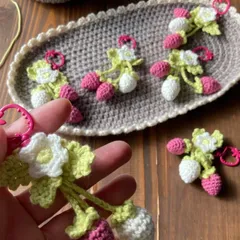 いちごキーホルダー　手編み　かぎ針編み　いちごなお花と葉っぱ付き　両面可愛い
