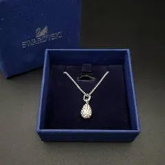 美品 SWAROVSKI スワロフスキー ネックレス ペンダント ティアドロップ 雫モチーフ クリスタル ラインストーン シルバーカラー 上品 小ぶり 箱付き ギフト プレゼント 贈り物