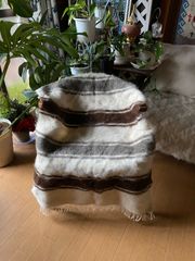 一枚は絶対におすすめの手織り毛布!トルコのシイルトバッタニイェ!1ランク上のアンゴラヤギのモヘアで30年ほど前に織られた未使用品素晴らしいモヘアにうっとり!ラグだけではなくソファカバーや椅子にも!膝掛けやショールにもおしゃれ!ギフトにも最適!四季を通じて便利