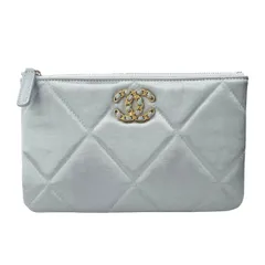 【中古】 CHANEL シャネル  19 化粧ポーチ キルティング ナイロン ライトグレー ラムスキン クラッチバッグ VIP 限定 ポーチ レディース 25020243 HO
