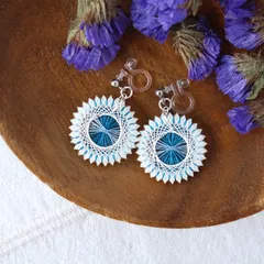 雪に咲く花｜絹糸イヤリング 白×青 グラデーション 上品で軽い 冬アクセサリー