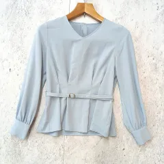 N. Natural Beauty Basic エヌ ナチュラルビューティーベーシック ベルト付きペプラムブラウス Vネック 上品 ライトブルー Mサイズ 〇□☆