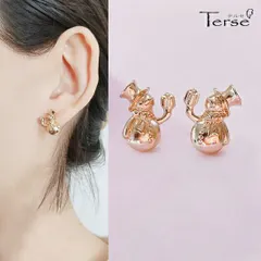 Terse　シルクハットをかぶった雪だるまをイメージしたピアス　鼻はにんじんのようなシルエットにしていて、首元にはマフラーが輝いて、プレゼントを手に持って、キュートな笑顔スノーマンピアス♪　隠れ雪の日アイテムをそっと耳元に　クリスマス 冬　定番　se0312a