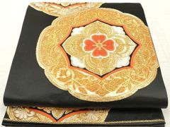 金糸で立涌模様が描かれた黒地に華やかな花文様が唐織で表現された正絹