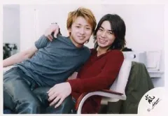【中古】生写真(ジャニーズ) 嵐/松本潤・大野智/横型・膝上・松本衣装赤・大野膝の上に座り・松本右手肩・背景白/公式生写真