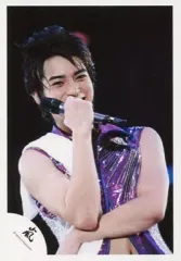 【中古】生写真(ジャニーズ) 嵐/松本潤/ライブフォト・上半身・衣装紫白・左手マイク・笑顔/公式生写真