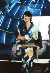 【中古】生写真(ジャニーズ) 嵐/松本潤/ライブフォト・青色浴衣・左手腰・目線左・枠無し/公式生写真